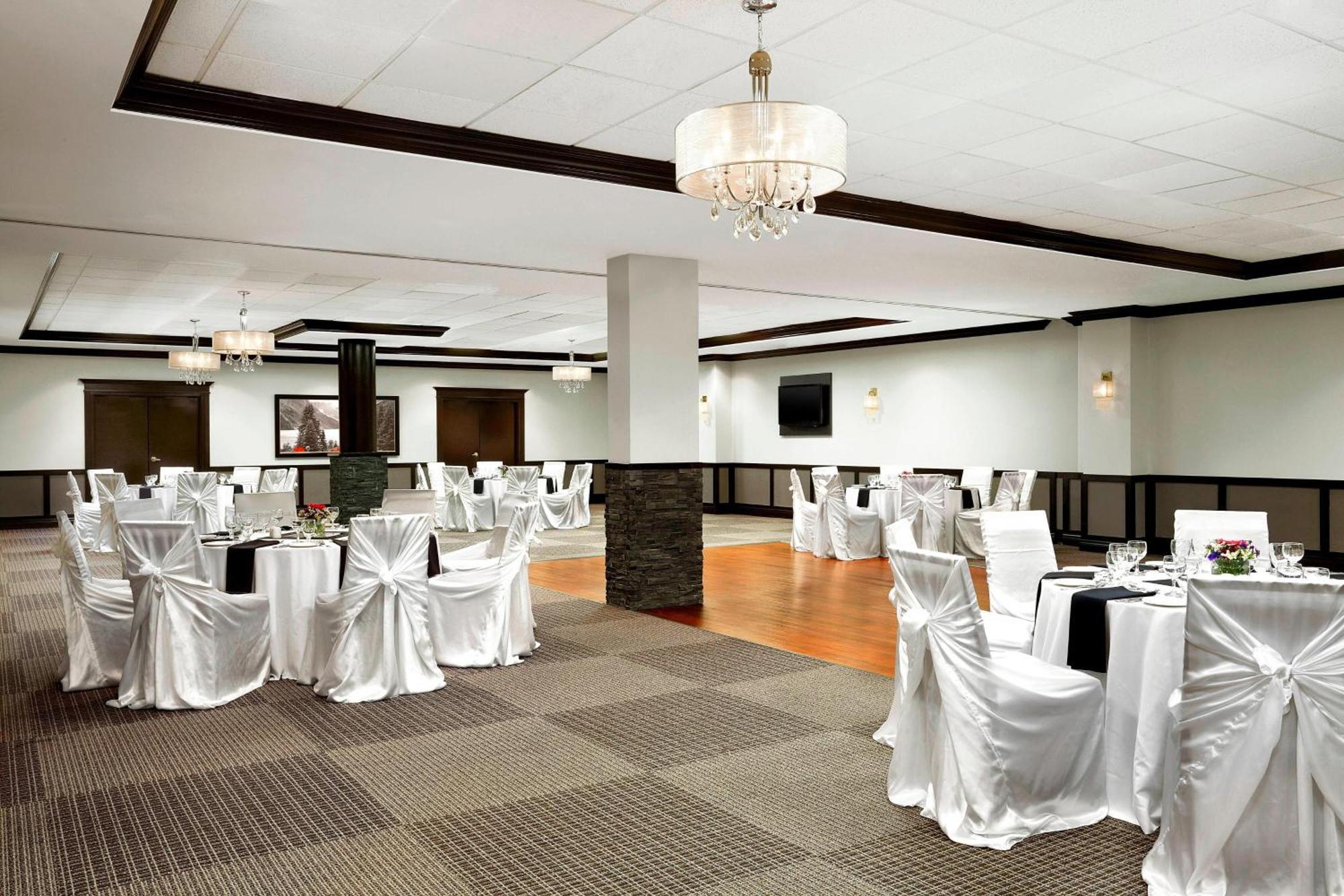 Four Points By Sheraton Hotel & Suites Calgary West Restoran gambar